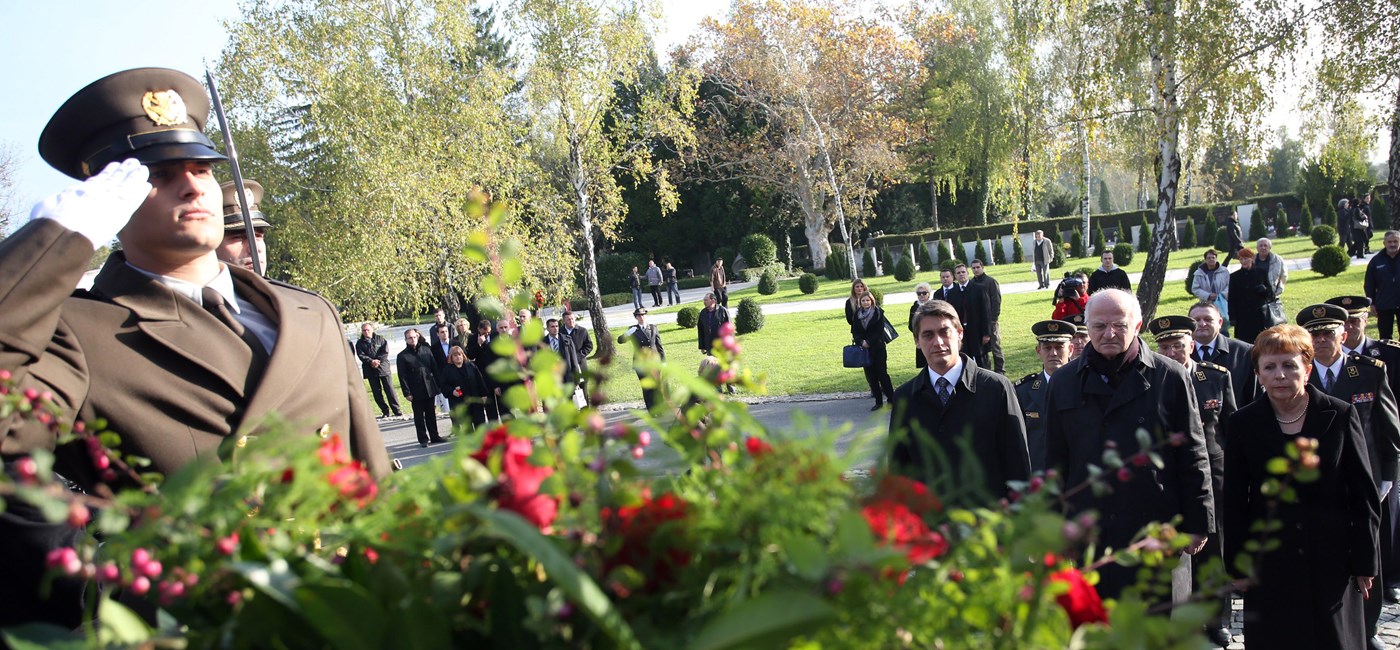 Izaslanstva odala počast preminulima na Mirogoju